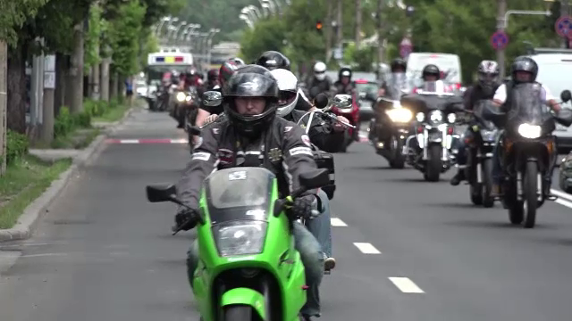 Motociclisti din tara, dar si din strainatate, prezenti la inmormantarea barbatului mort in accidentul provocat de politist