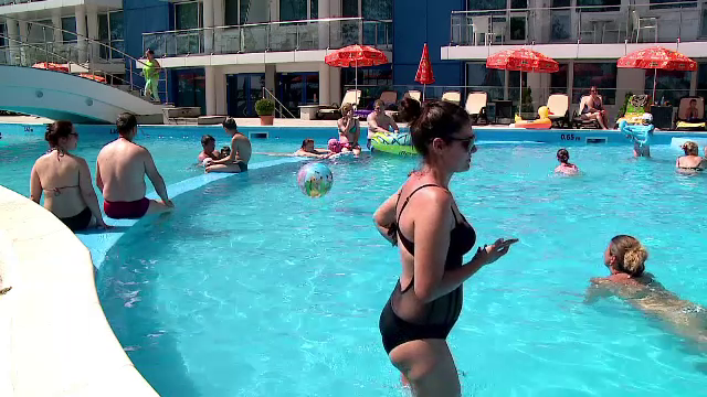 Zece hoteluri de patru si cinci stele din Mamaia au piscine in aer liber. De ce le prefera turistii in locul marii