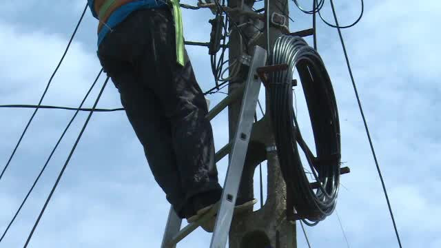 Un tanar de 26 de ani a murit dupa ce a cazut de pe o scara. I s-ar fi facut rau din cauza caldurii