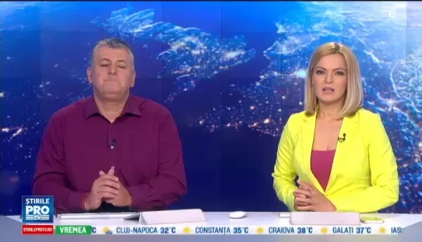 Masina, inghitita de un crater urias. A fost nevoie de o macara care sa o scoata la suprafata