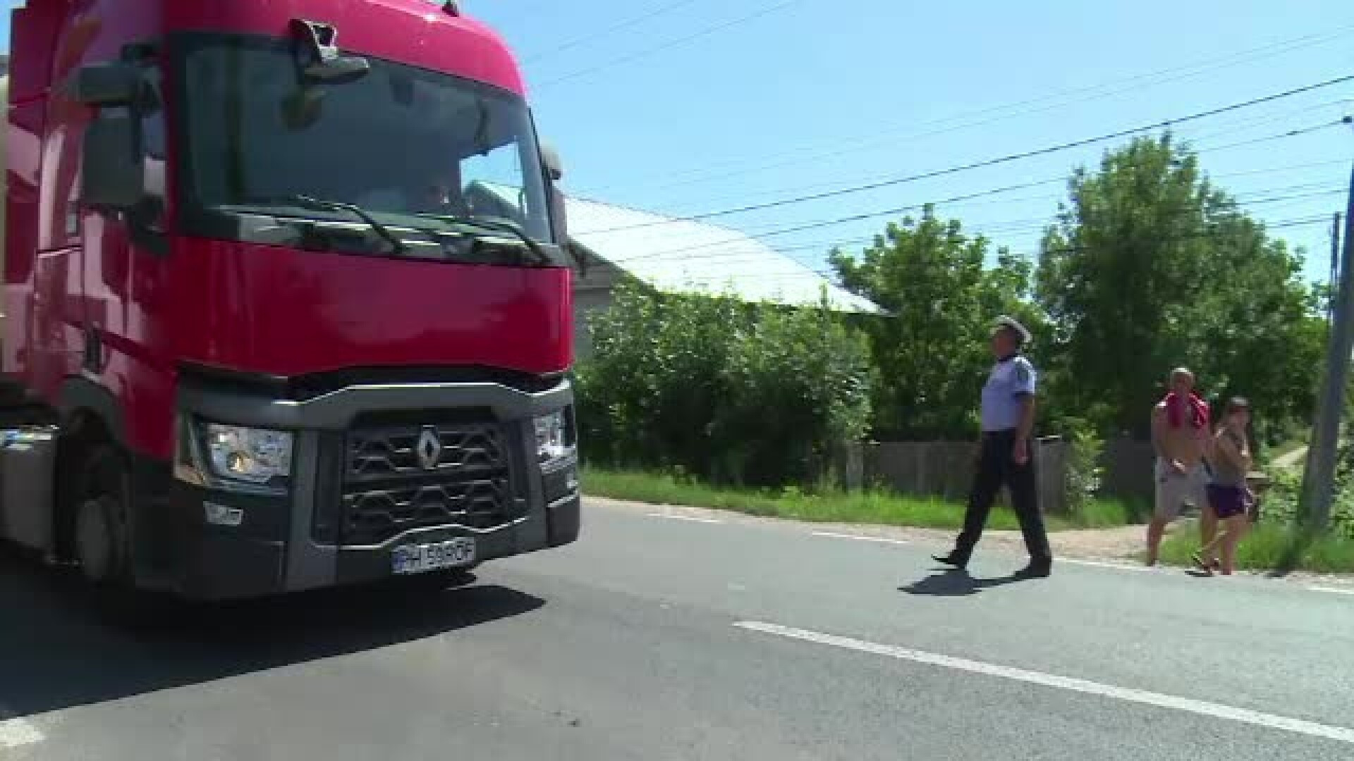 TIR-urile, oprite sa circule din cauza caniculei. "Nu e vorba numai de intarziere, dar stau in soare pana la 8 seara"
