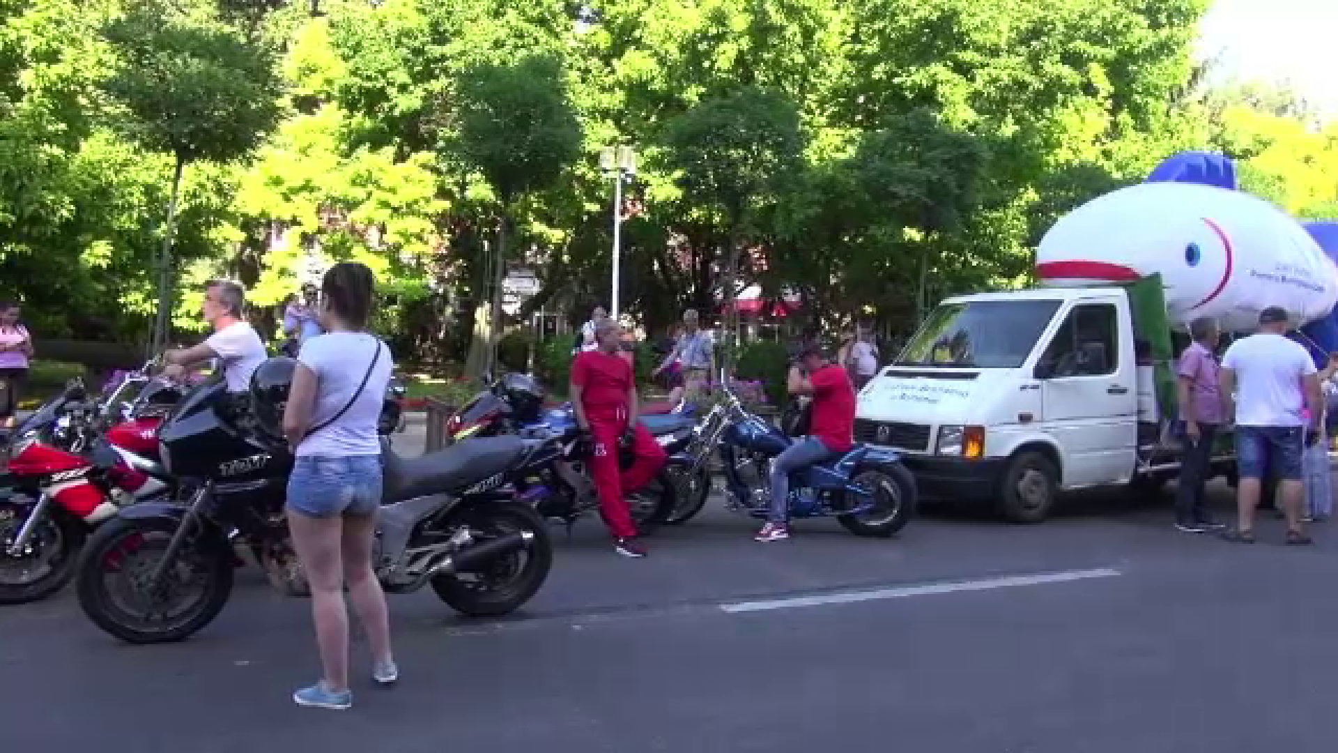 Trei mii de oameni au iesit vineri pe strazile din Galati pentru a sarbatori Zilele Dunarii. Parada, deschisa de motociclisti