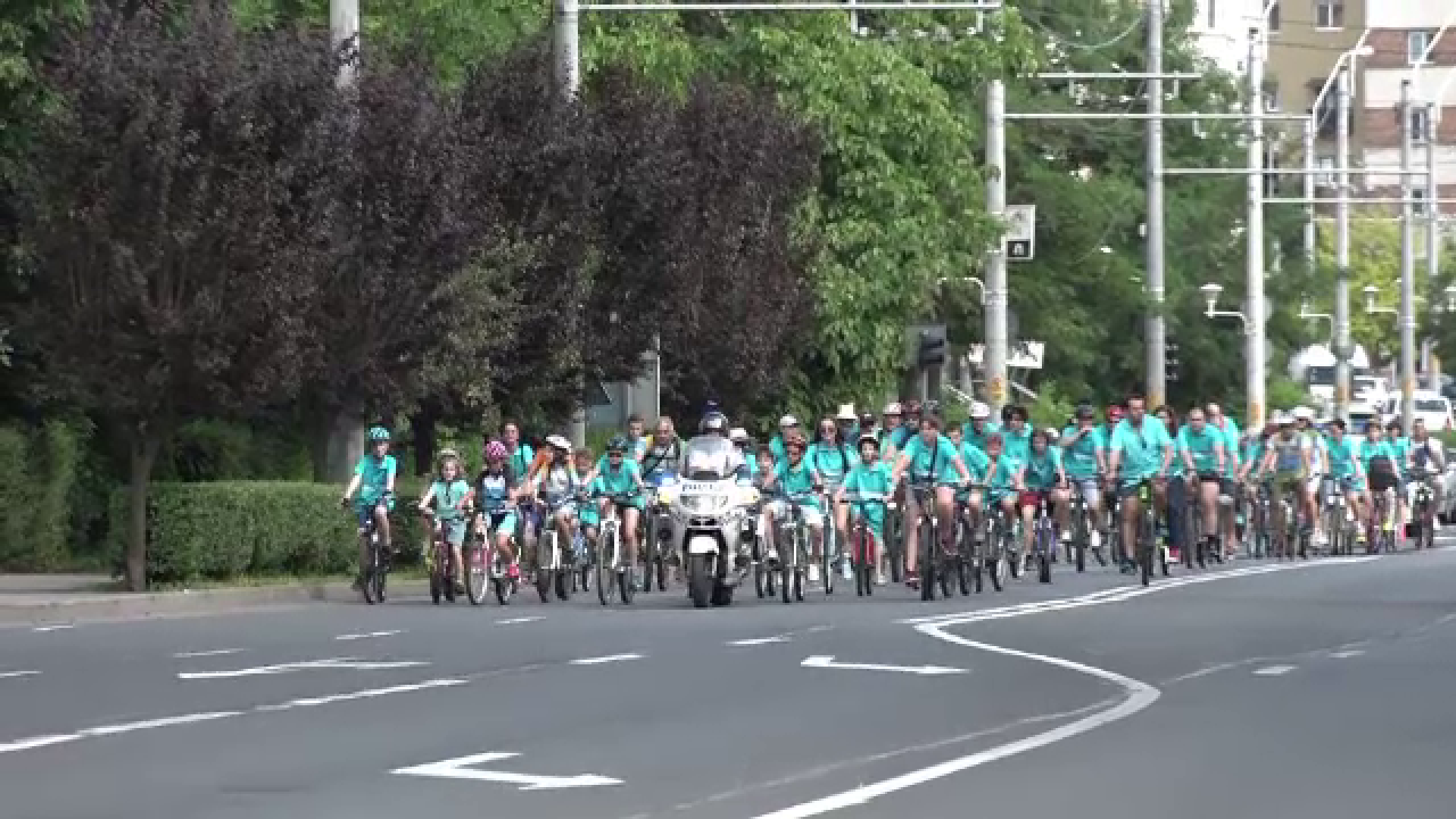 Peste o suta de parinti si copii au pedalat impreuna in Baia Mare, la initiativa unei fundatii. Pentru ce au militat