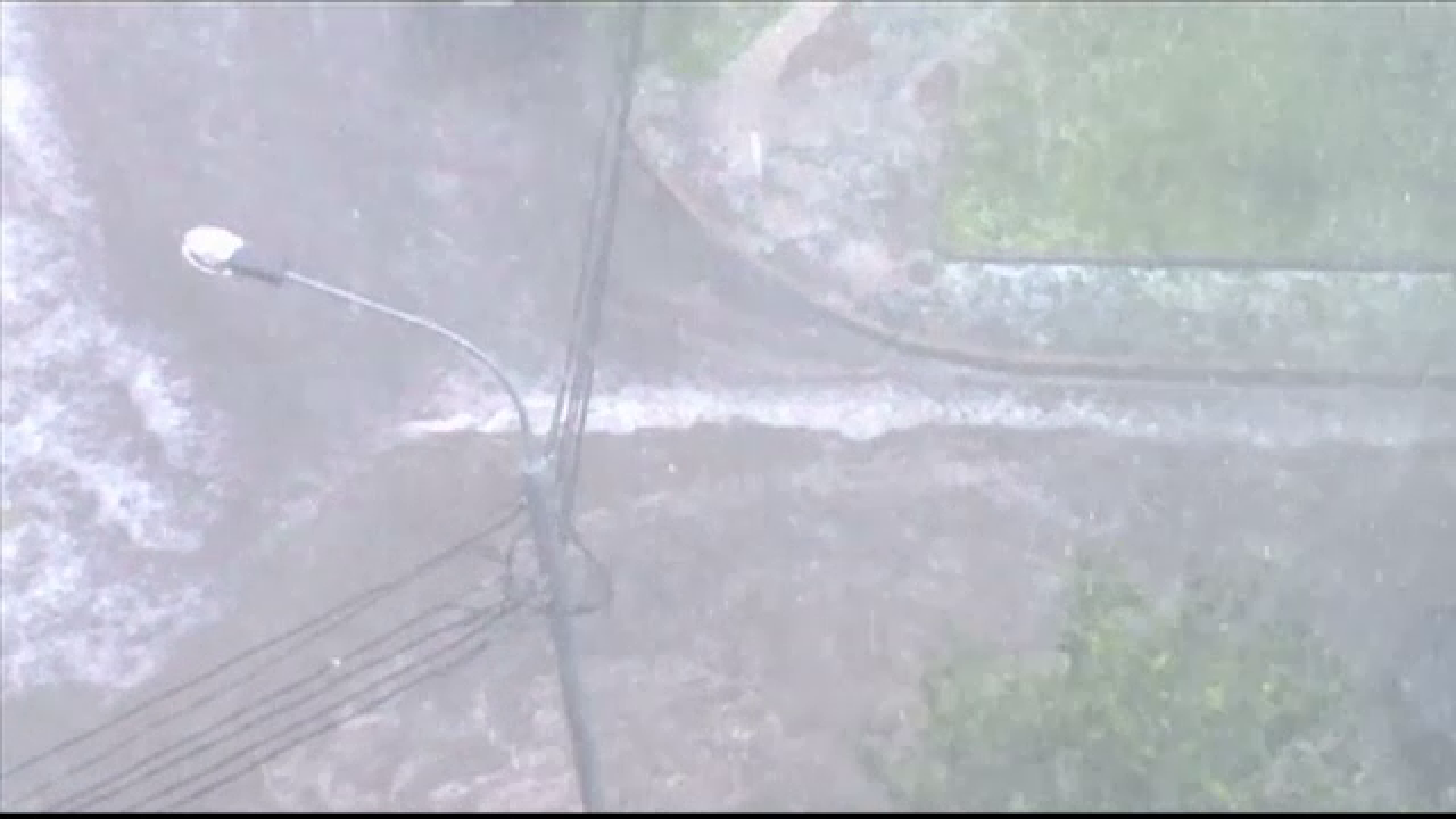 Cel putin o persoana a fost lovita de trasnet, iar cateva mii de case au ramas fara curent in urma unei furtuni in Moscova