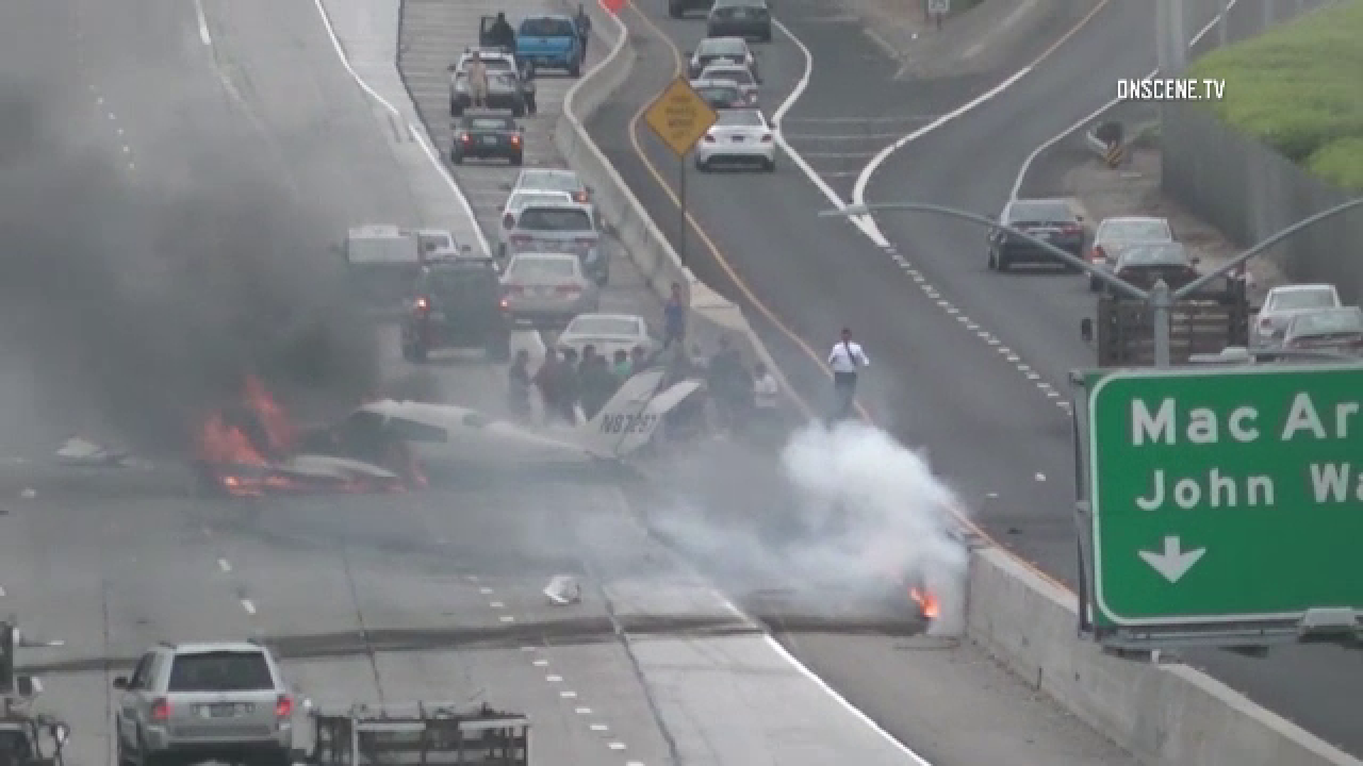 Doua persoane au fost transportate in stare grava la spital, dupa ce un avion de mici dimensiuni s-a prabusit in Los Angeles