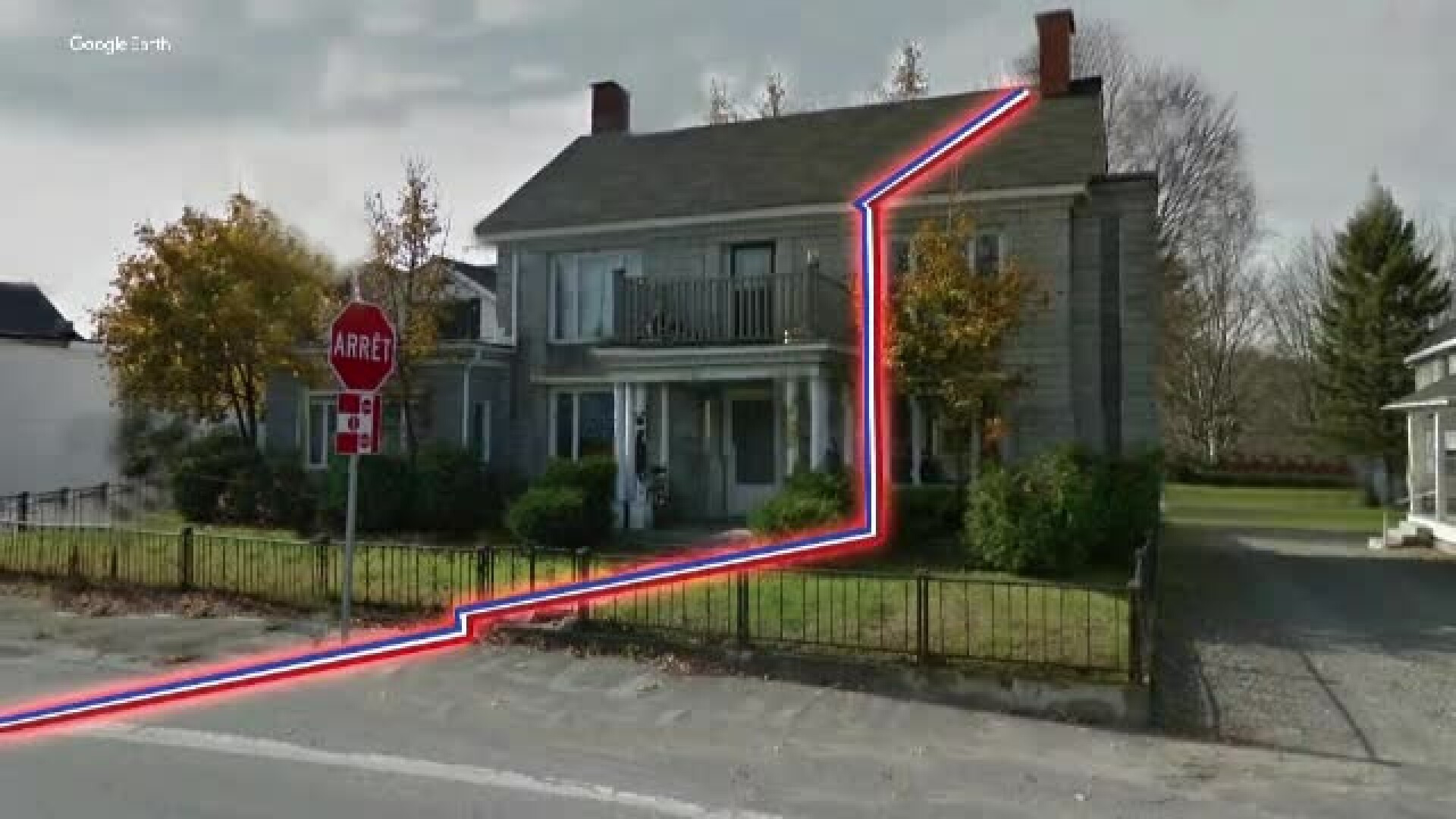 Un american a mostenit o casa impartita intre 2 tari. Granita, marcata cu banda adeziva pe podeaua unei camere