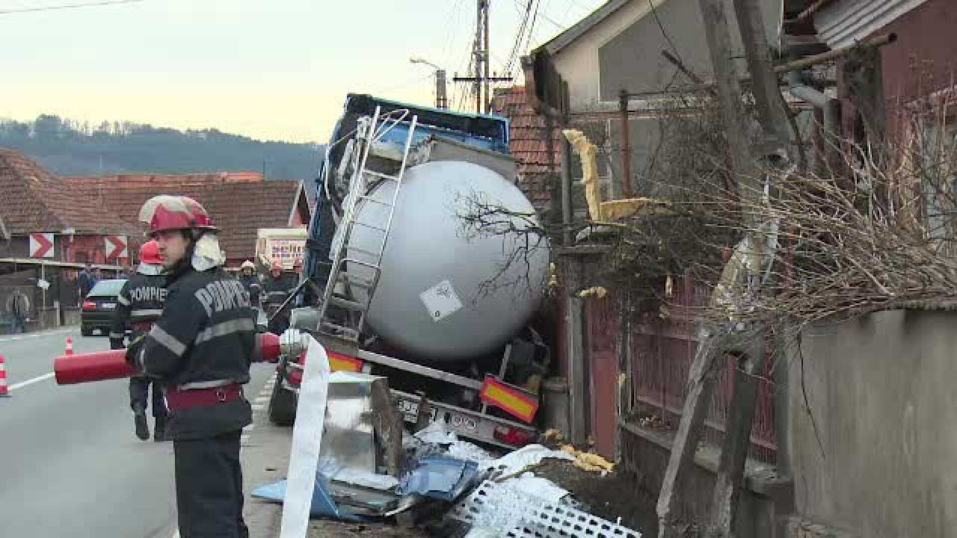 O cisterna incarcata cu aproape zece tone de benzina si peste o tona de motorina a luat foc in judetul Prahova