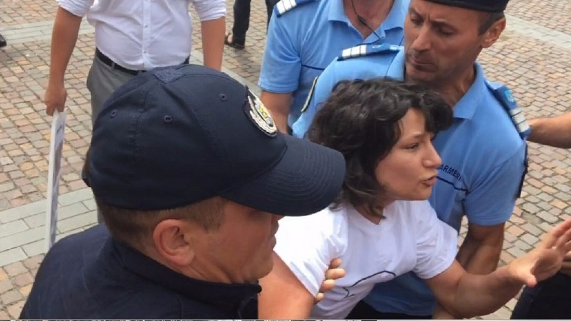 O tanara i-a infruntat pe manifestantii de la un miting pro familia traditionala. "Nu este normal sa promovati hate-ul".VIDEO