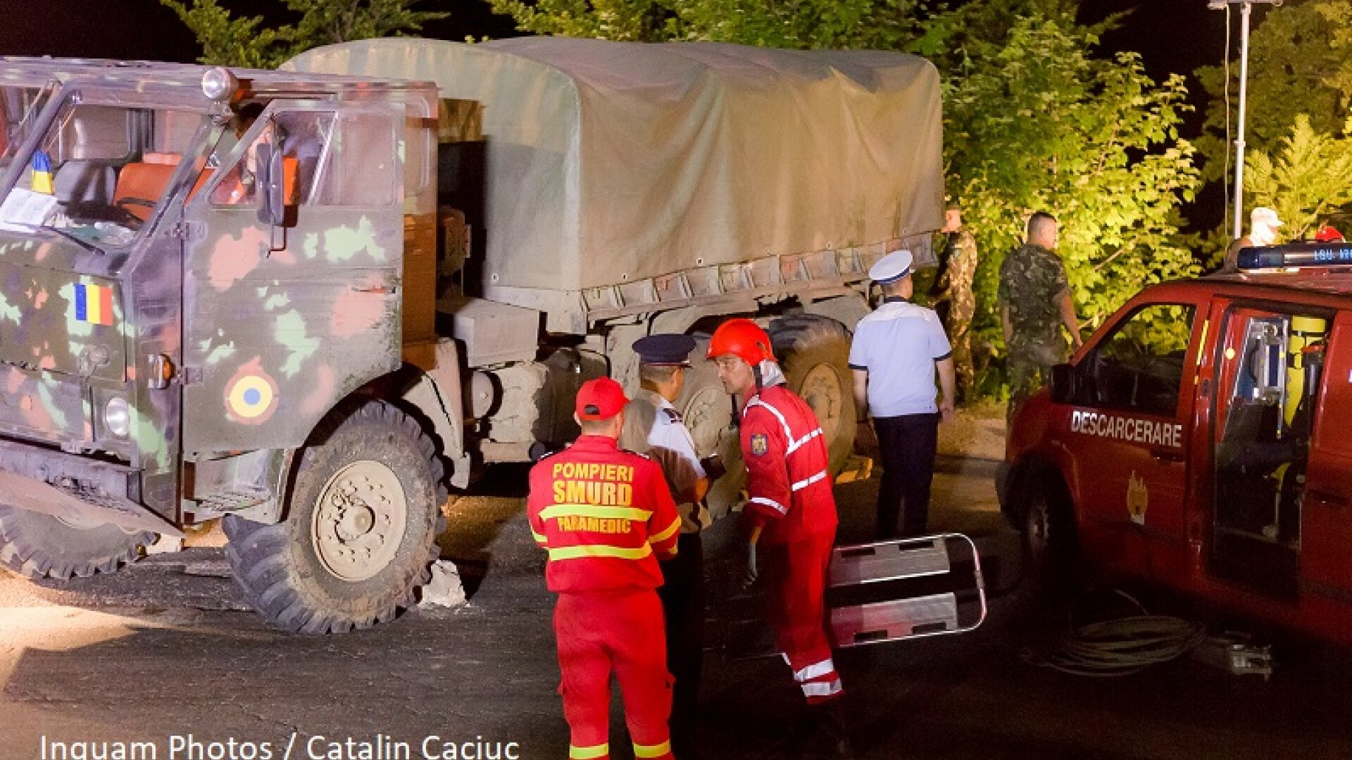 Camionul militar care a fost implicat in accident, joi seara, a fost scos din rapa. Starea ranitilor