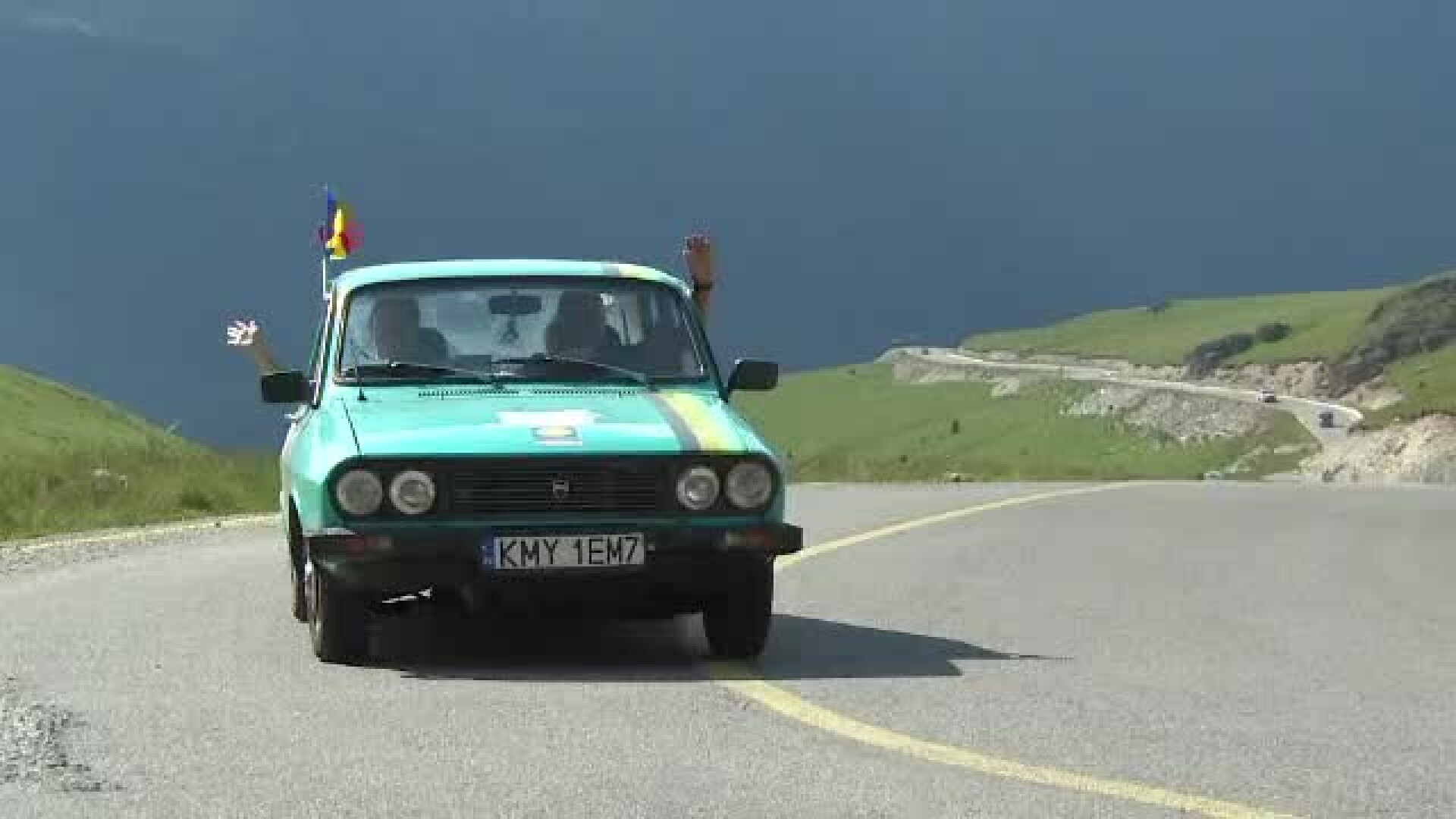 Un grup de turisti polonezi a plecat cu Dacii din anii '70 spre Constanta. "Daca geamul e deschis, e si aer conditionat"