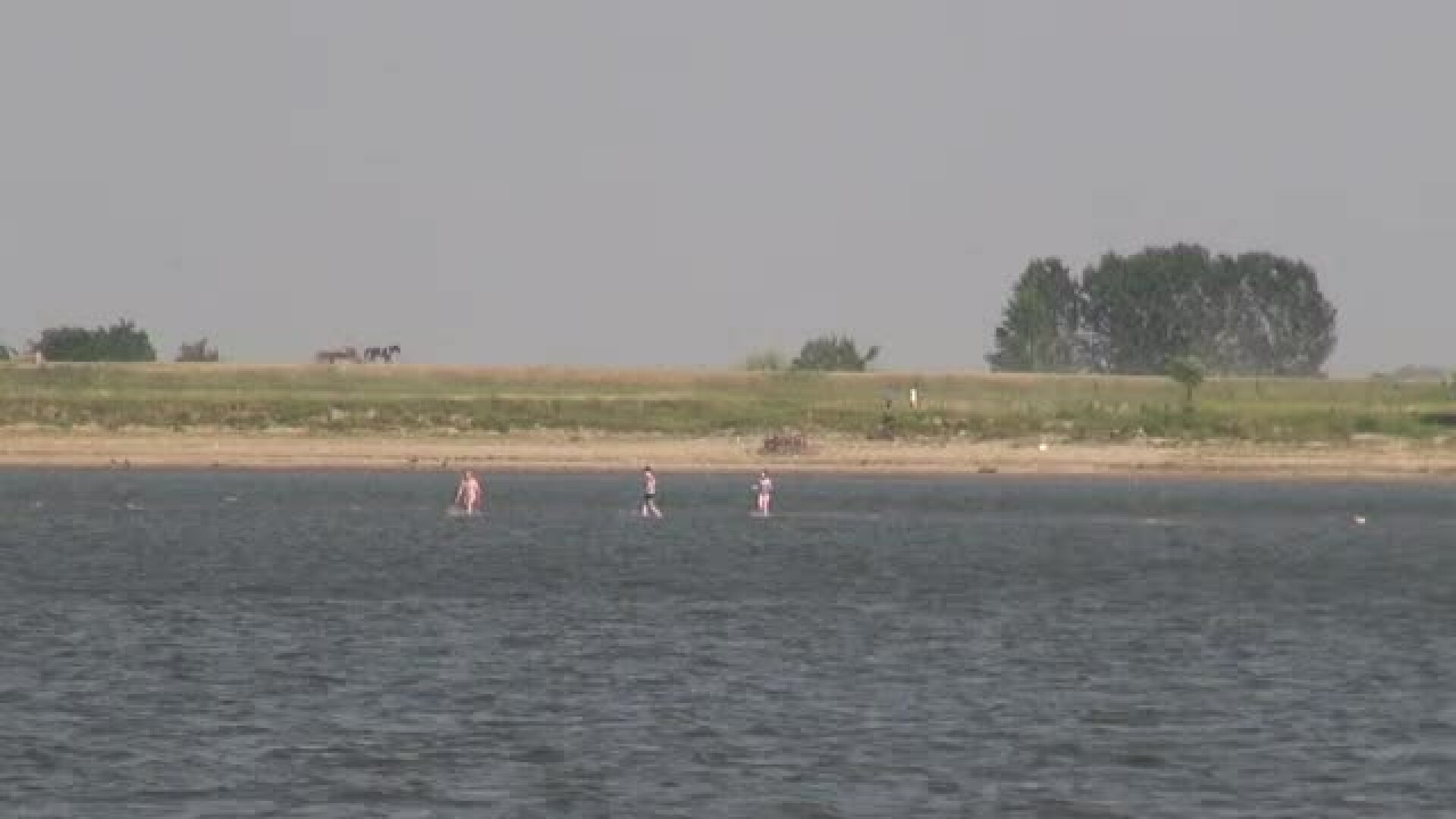 Apa Dunarii s-a evaporat, iar nivelul a scazut cu 6 centimetri. Pe mijlocul fluviului au aparut insulite