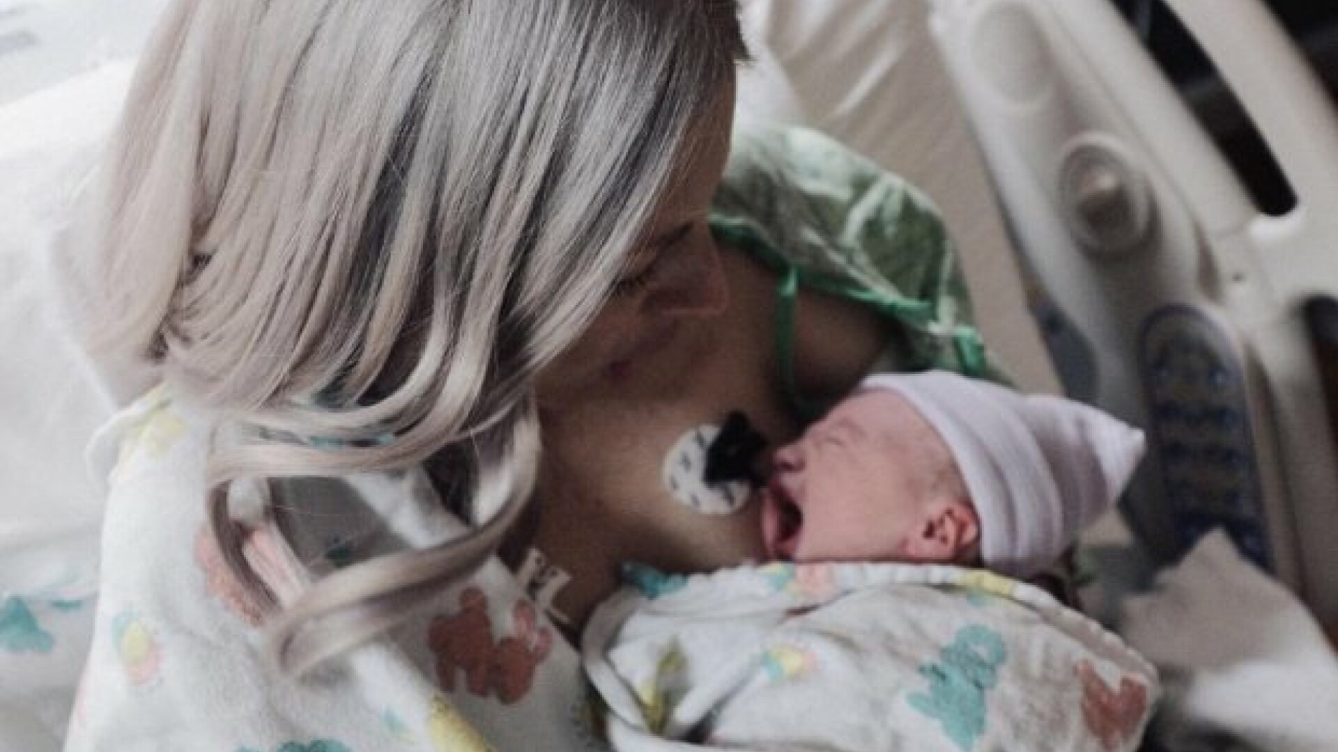 A reusit sa-si tina o data copilul in brate, dupa care a murit. Sfarsitul fulgerator al unei americance