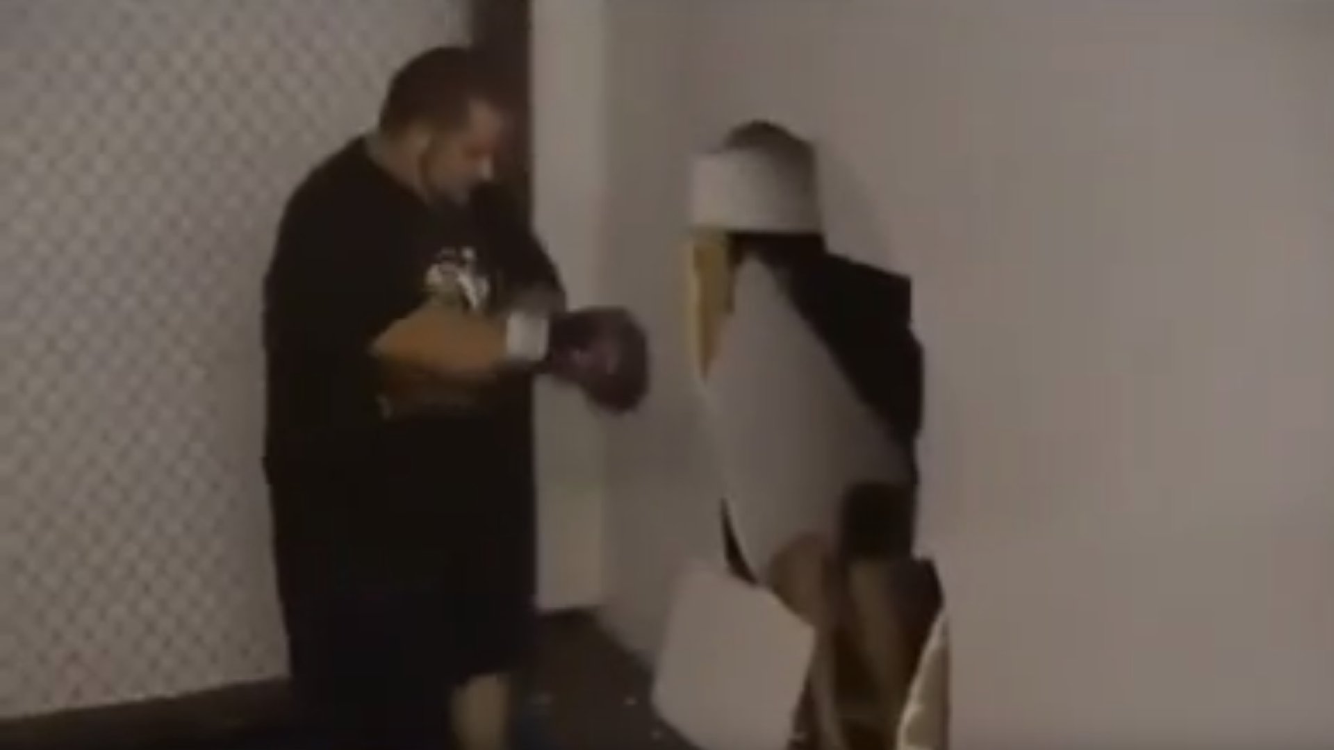 Exemplificarea expresiei "Iti dau un pumn de te bag prin zid" :) VIDEO