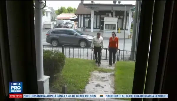 Un american a mostenit o casa impartita intre 2 tari. Granita, marcata cu banda adeziva pe podeaua unei camere