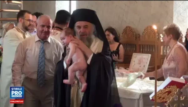 Parintii arhitectului Andrei Buca, mort in incendiul din Colectiv, si-au botezat fetita de 3 luni. Este un copil tare bun