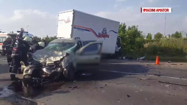 Trei persoane au fost ranite, dupa ce o masina a ajuns pe contrasens si s-a ciocnit de un microbuz. Soferul ar fi adormit