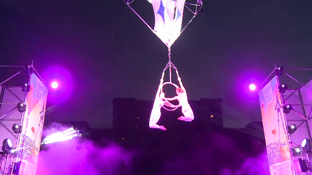 Bucurestiul va fi, timp de 5 weekend-uri, Capitala teatrului de strada. Acrobatii italieni au dansat la 20 de metri inaltime