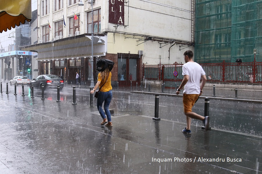 Ploile cuprind toată țara în weekend. Zonele unde vor fi averse cu fulgere