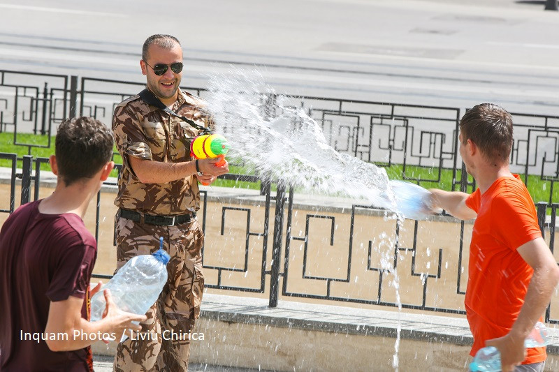Aproape 100 de oameni au ajuns la spital in ultimele 2 zile din cauza caniculei. Incendii in 26 de judete