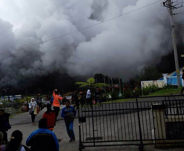Zece turisti raniti dupa eruptia unui vulcan in Indonezia. Oamenii erau la doar 15 metri de crater. VIDEO