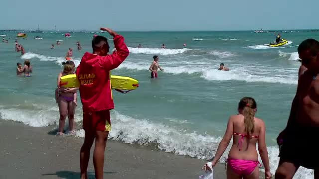 Valuri mari, apa foarte rece si steag rosu, pe litoral. Salvamarii i-au pazit pe turisti sa nu fie trasi in larg