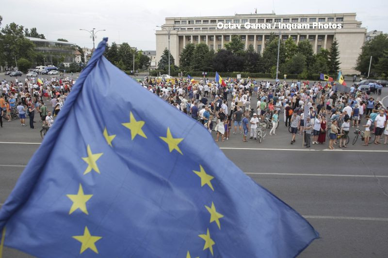 Proteste in Capitala, Sibiu si Iasi. 1.000 de persoane, mars, pe ploaie torentiala, spre Palatul Parlamentului. VIDEO