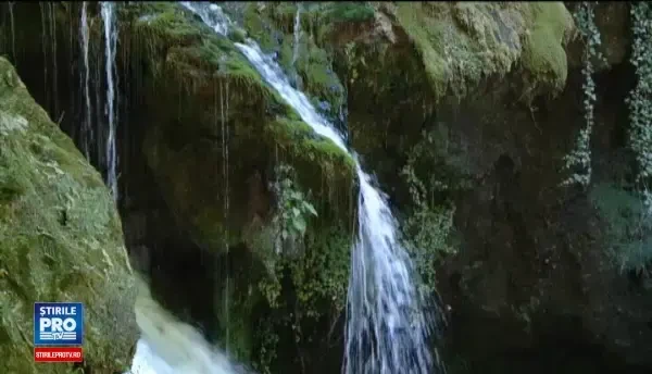 Locul din Romania cu cascade, paduri verzi si apa de un albastru infinit. Canadian: Am vazut poze si ne-am dorit sa venim