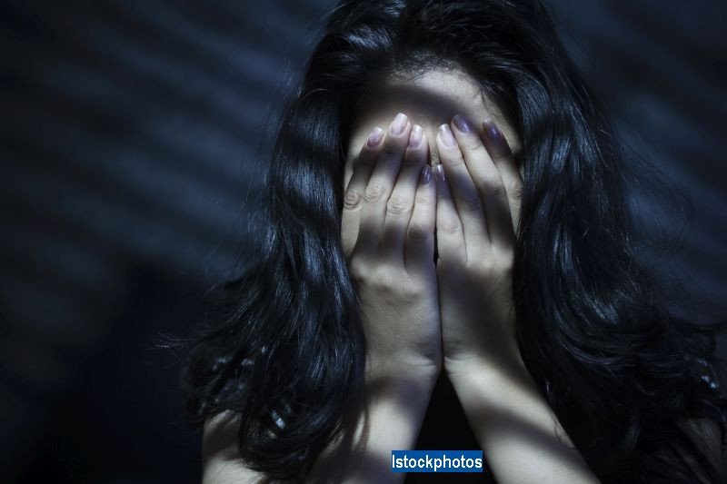 O femeie din India a supravietuit dupa ce a fost atacata de 5 ori cu acid. Fiica sa, martora acestor cruzimi