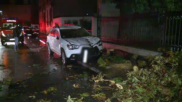 Furtuna a pus mai multi copaci la pamant, iar pompierii au intervenit toata noaptea. Meteorologii vin cu vesti proaste