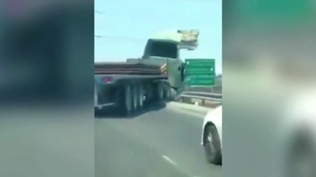Doi soferi de camion din Mexic s-au sicanat in trafic, pana cand unul a cazut de pe un pod. Ce a patit barbatul