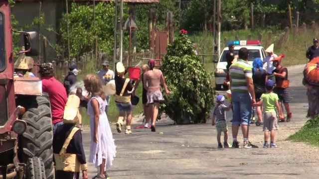 Localnicii dintr-un sat clujean au vrut sa scape de caldura prin intermediul unei traditii. Cum au "invocat" ploaia