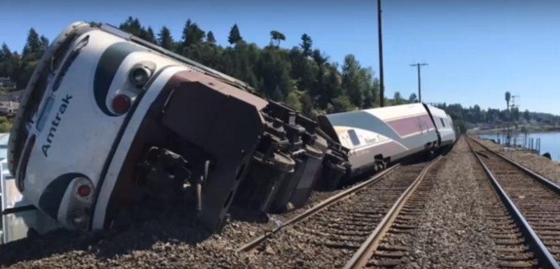 Un tren care avea la bord peste 250 de pasageri a deraiat in statul american Washington. Sunt numerosi raniti