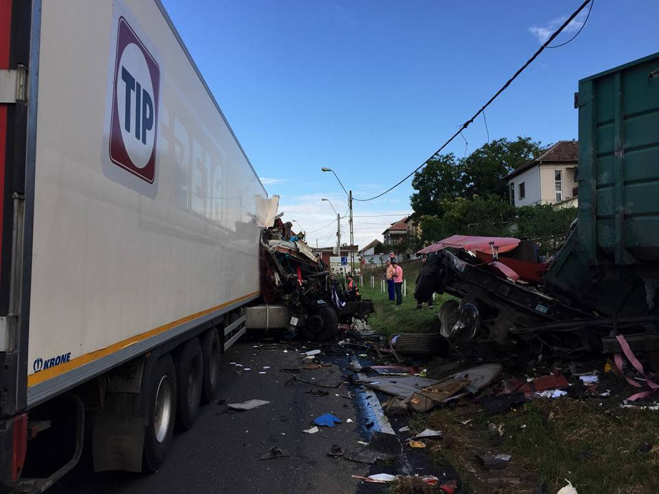 Trei soferi au fost raniti in urma unui accident dintre o duba si doua camioane. Doua dintre victime au ramas incarcerate