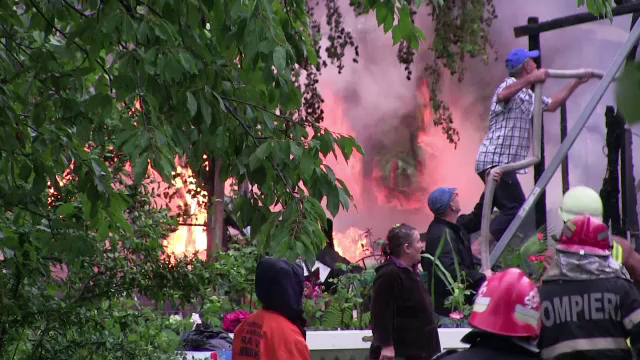 O familie cu 2 copii, din Prahova, a ramas pe drumuri dupa ce casa a fost distrusa de incendiu. De la ce au pornit flacarile