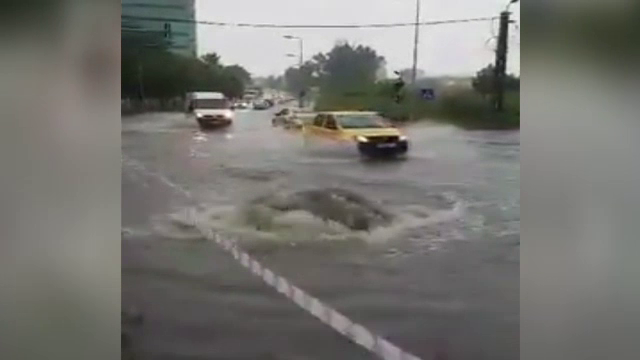 Intersectii inundate si zboruri anulate, in Capitala, dupa ploile torentiale de luni. Zonele din tara ravasite de furtuni
