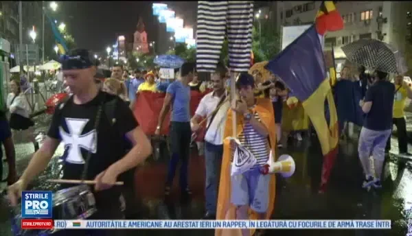 Sute de protestatari au infruntat ploaia in Capitala. Oameni capabili la guvernare, nu cu licee la seral si plagiate
