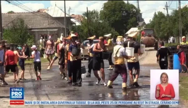 Localnicii dintr-un sat clujean au vrut sa scape de caldura prin intermediul unei traditii. Cum au invocat ploaia