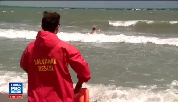 Steag rosu pe intregul litoral, din cauza curentilor si a apei reci. Cum isi risca turistii propria viata