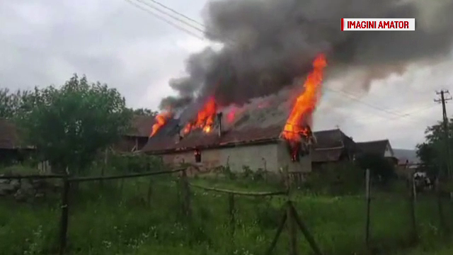 Un incendiu puternic a lasat o familie cu cinci copii fara casa, in Bistrita-Nasaud. "Nu am apucat sa scoatem nimic"