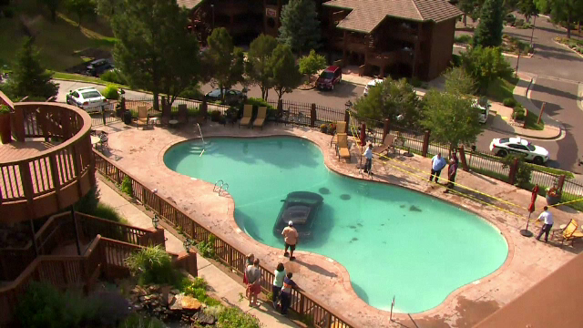 O soferita de 73 de ani si-a "parcat" masina intr-o piscina. Femeia spune ca a incurcat pedalele