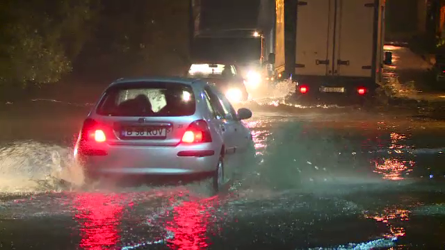 Strazi inundate in Capitala, dupa ploile torentiale. "Am vazut TIR-ul care intra aproape cu totul in apa"