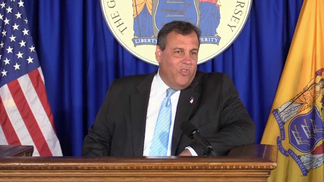 Un guvernator din SUA a inchis o plaja publicului, apoi a fost fotografiat in timp ce se relaxa pe ea