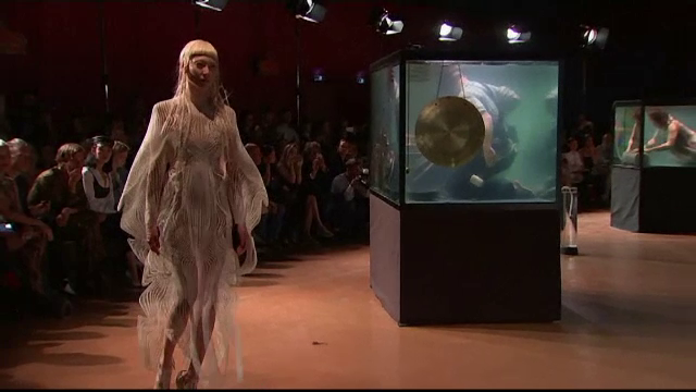 O creatoare olandeza a imaginat o colectie fluida, inspirata din viata subacvatica. Catwalk printre acvarii