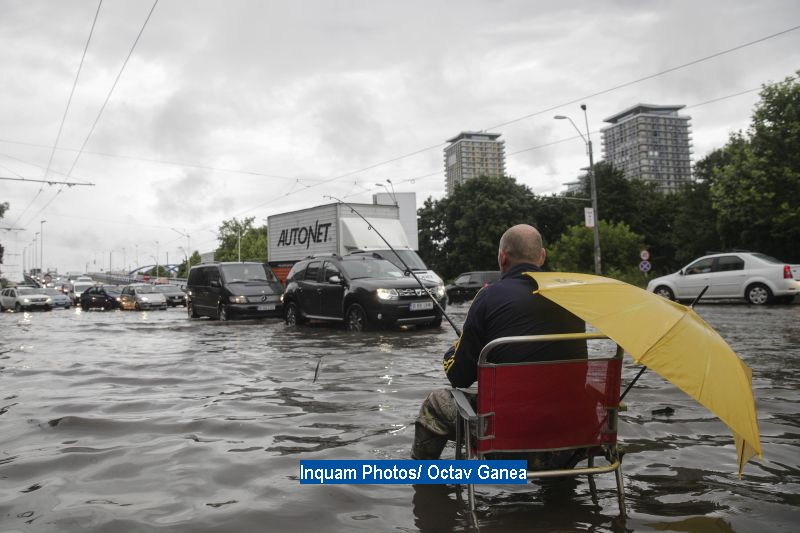 Furtuna a inundat strazile Capitalei