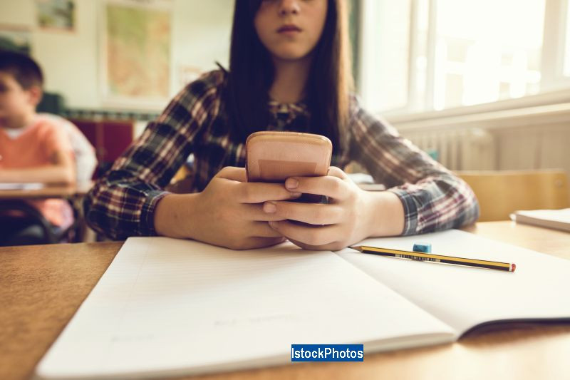 Rosul unghiilor, agitaţia permanentă, joaca la telefon. Cum îi ajutăm pe cei mici să scape de ticuri