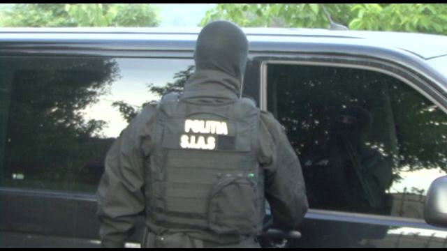 Descinderi in Arges. 25 de barbati arestati, dupa ce ar fi obligat mai multe femei sa se prostitueze prin metoda "loverboy"