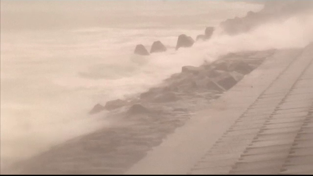 Un taifun violent a maturat tarmul de sud al Japoniei si a adus ploi torentiale si vant de aproape 150 de kilometri pe ora