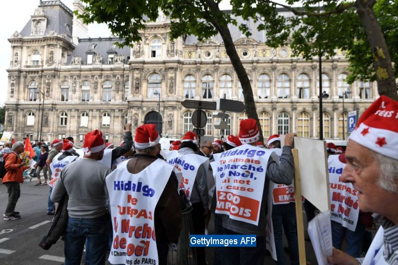 Zeci de "Mos Craciuni" au protestat pe strazile Parisului, impotriva deciziei Primariei de-a inchide Targul de Craciun