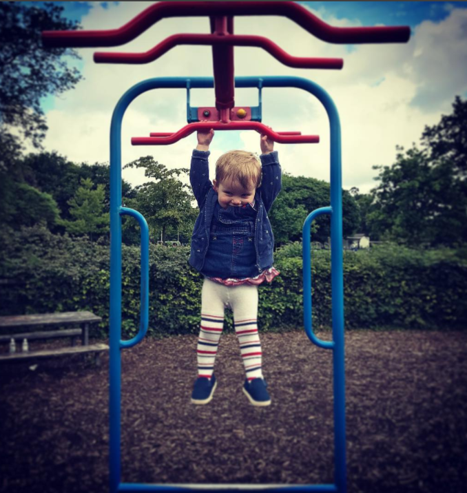 Un irlandez e acuzat ca isi pune in pericol fiica, insa povestea din spatele fotografiilor a emotionat o lume intreaga. FOTO