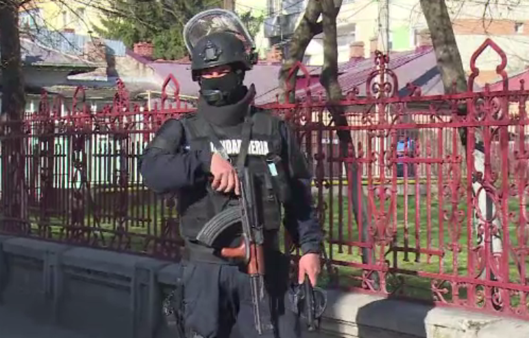 Adolescent de 17 ani, trimis in judecata pentru terorism dupa doua alarme false cu bomba la licee din Targoviste